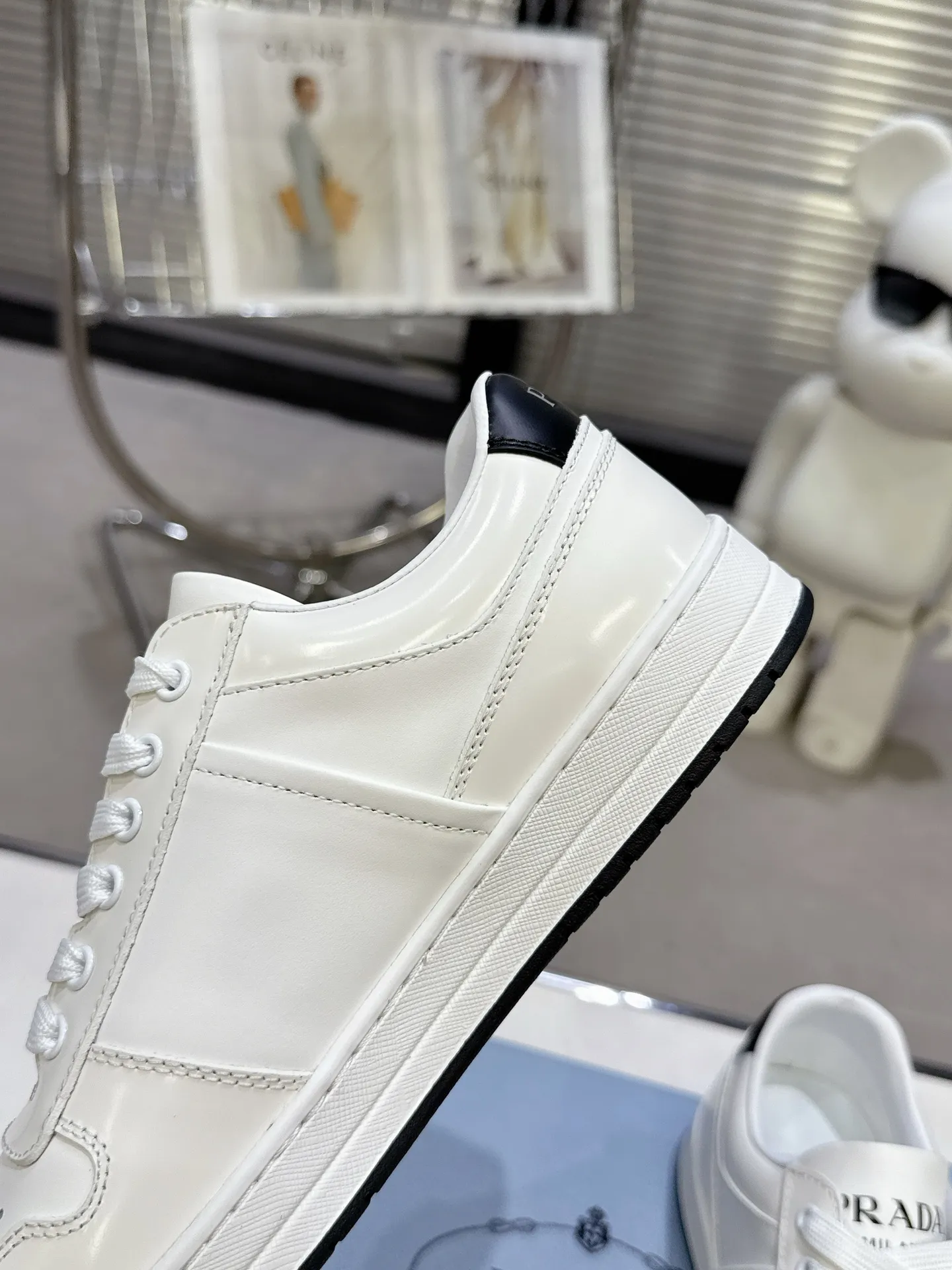 👟👟Ex-factory price 580👟👟 Couple style Prada Latest Downtown Bold series Triangle logo Casual sneakers White shoes Original purchase, development and production Downtown Bold sneakers are inspired by the basketball shoes of the 1980s, with a sporty design and exquisite details. Crafted from perforated leather, the statement platform sole provides a unique, modern style. The Prada logo is interpreted from different angles, decorated with the iconic enameled triangular metal logo, highlighting the unique classic style. Exquisite packaging at the delivery counter🛍📦 ▪️Fabric: Original custom imported first-layer cowhide ▪️Lining: Original imported soft sheepskin ▪️Outsole: Original open-molded rubber bottom material ▪️Size: Women's 35-40 Men's 39-45